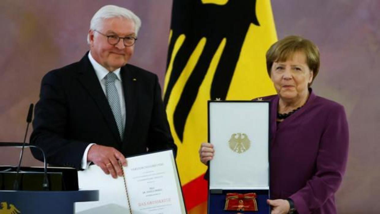 Eski Almanya Başbakanı Merkel, çok istisnai olan 'Büyük Haç' ödülüyle onurlandırıldı
