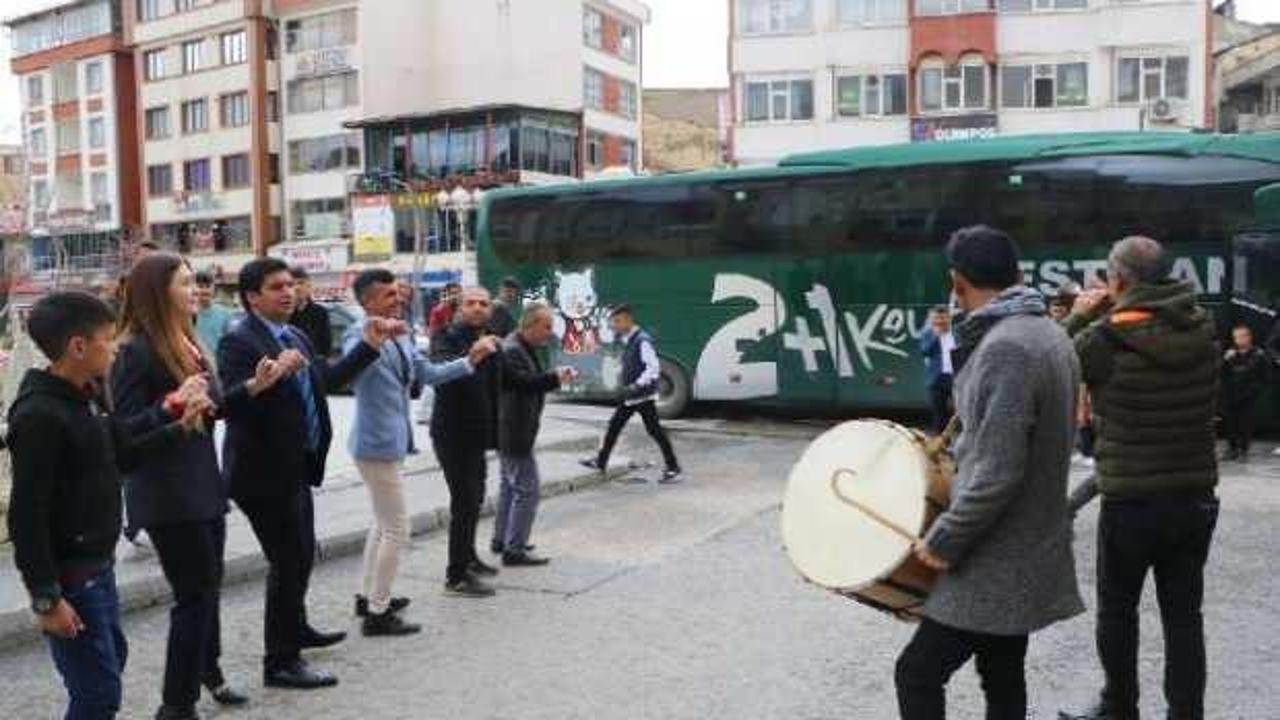 Hakkari'den 5 ile otob&uuml;s seferleri başladı; halaylarla karşıladılar