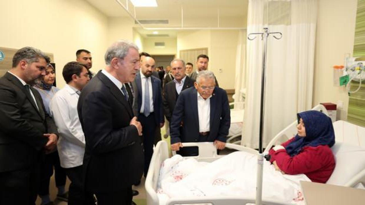 Hulusi Akar, Kayseri Şehir Hastanesinde tedavi gören depremzedeleri ziyaret etti