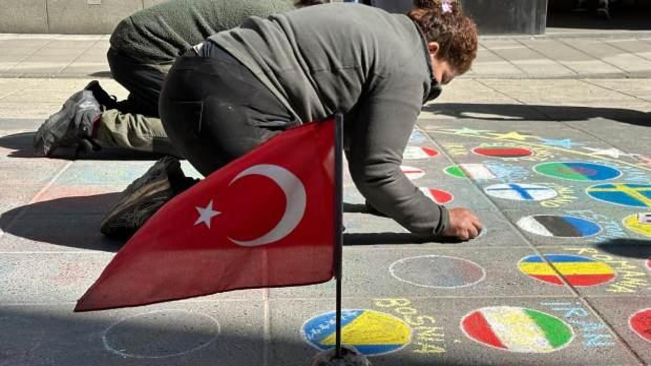 İsveç'te sokak ressamı, sadece Türk bayrağını yere çizmiyor