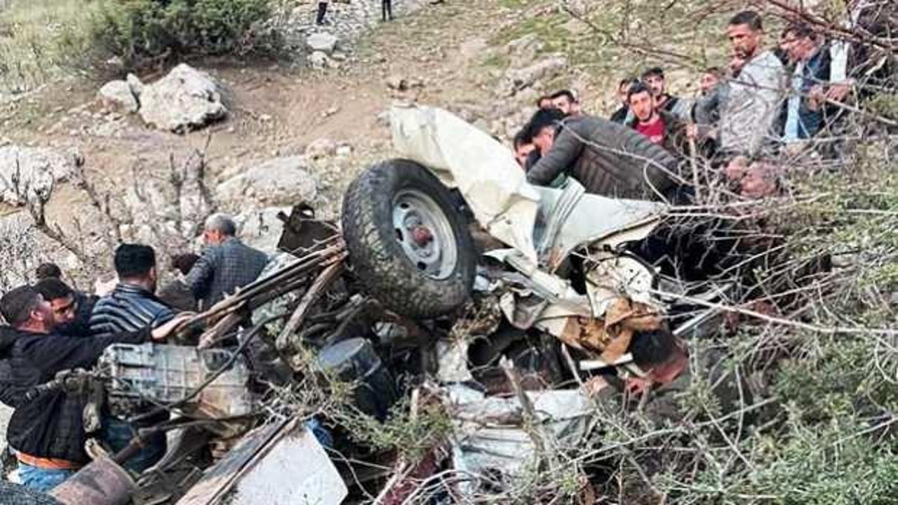 Şırnak'ta acı olay: Metrelerce y&uuml;ksekten d&uuml;şen kamyonetin s&uuml;r&uuml;c&uuml;s&uuml; hayatını kaybetti