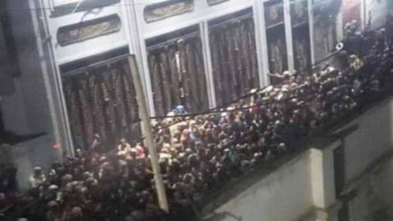 Yemen'in Sana kentinde yardım dağıtımındaki izdihamda onlarca kişi &ouml;ld&uuml;