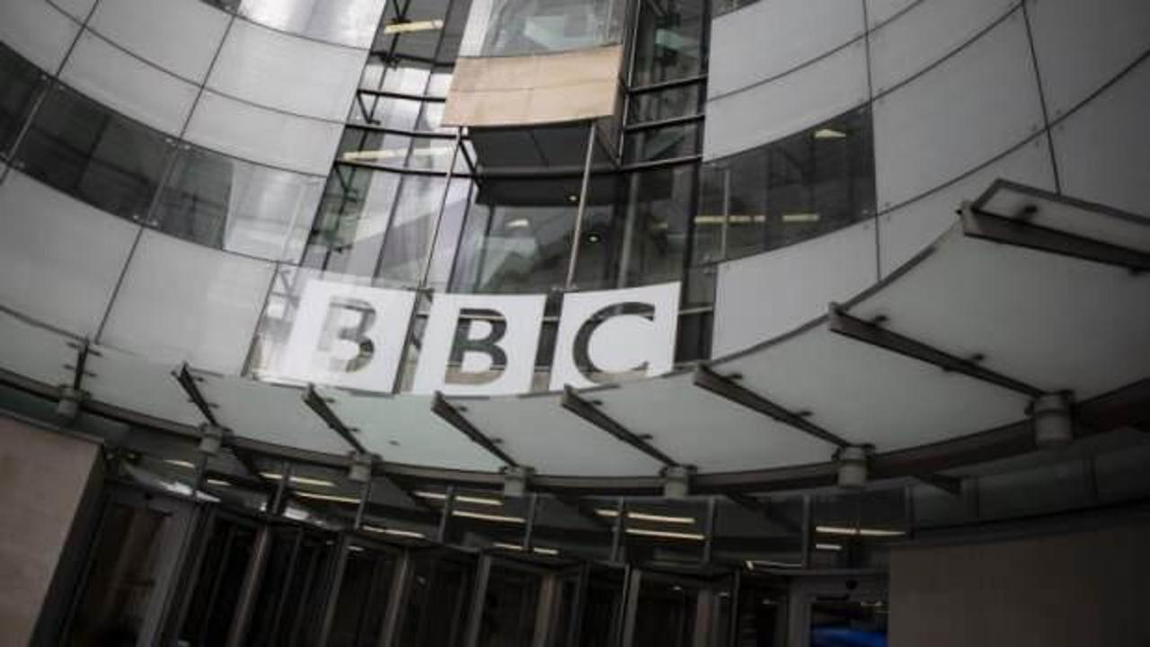 İngiltere'de kriz! BBC Yönetim Kurulu Başkanı istifa etti