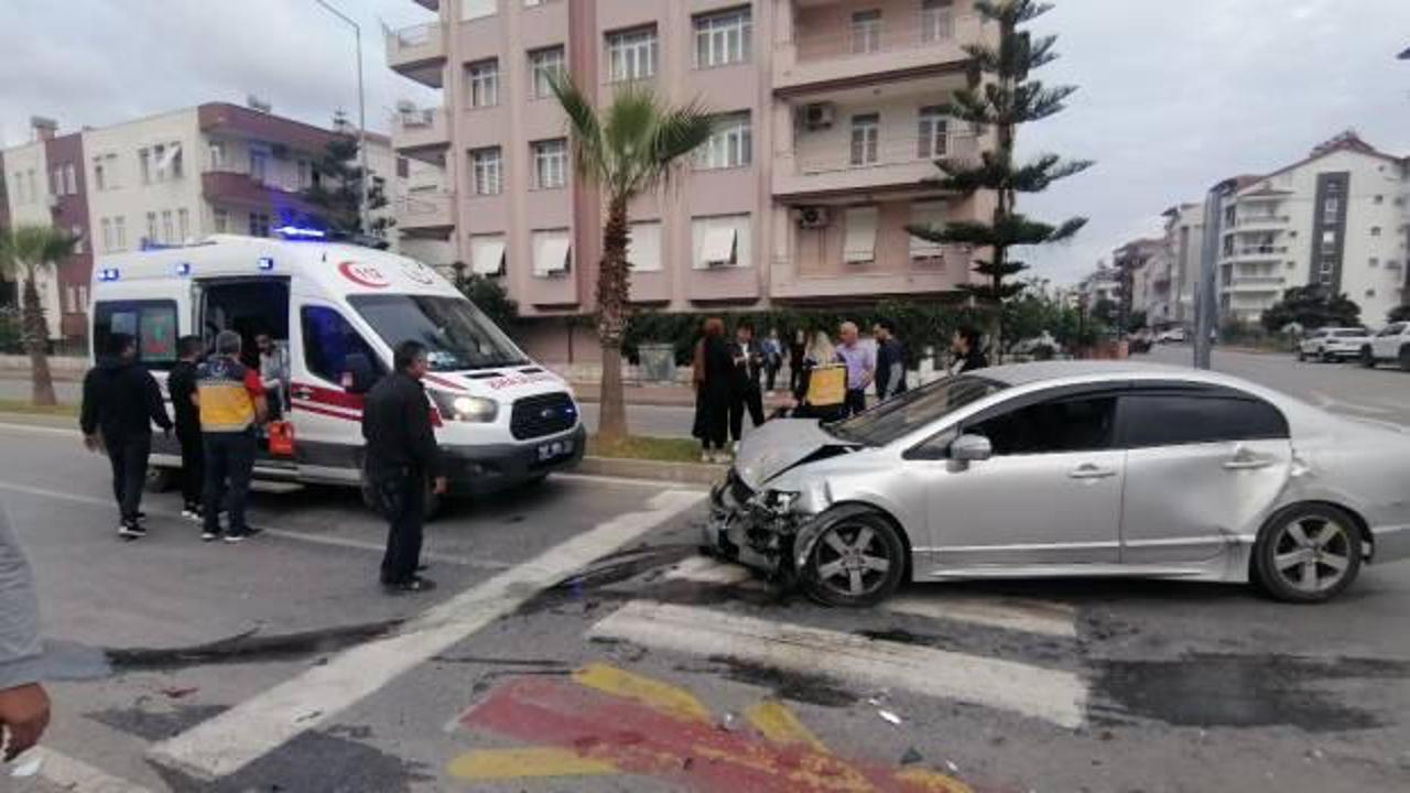 Antalya’da ticari taksi ile otomobil çarpıştı: 2 yaralı