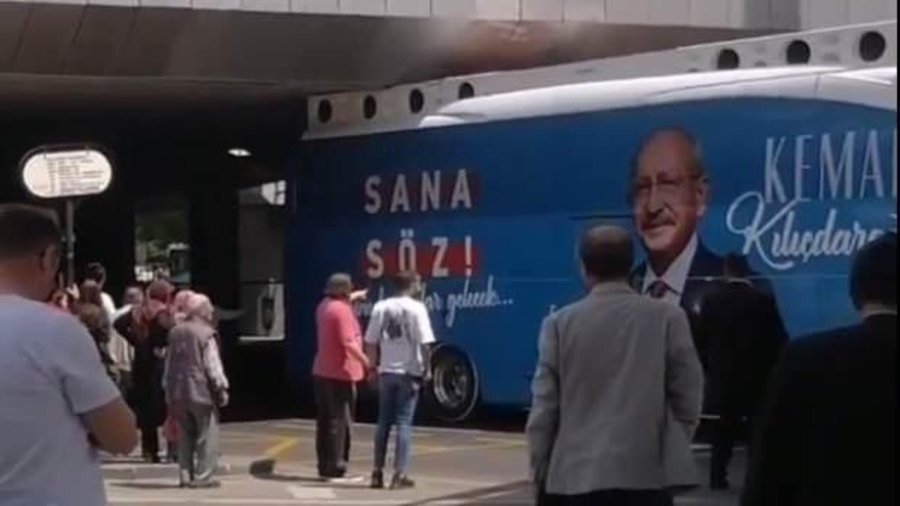 CHP se&ccedil;im otob&uuml;s&uuml; k&ouml;pr&uuml;ye sıkıştı