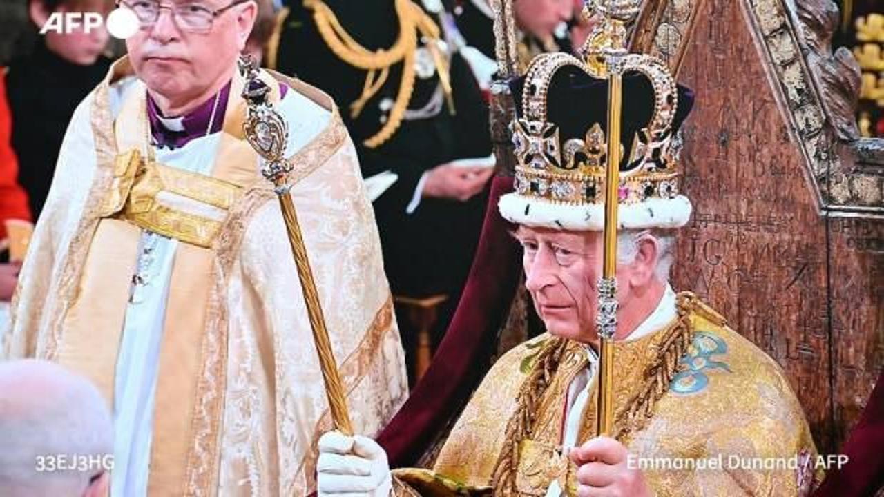 Kral 3. Charles ve Krali&ccedil;e Camilla ta&ccedil; giydi