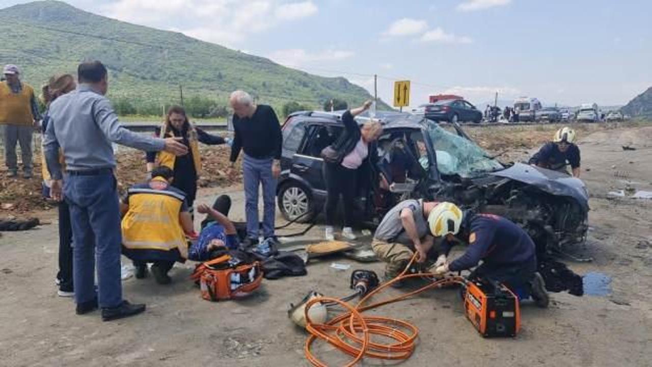 İzmir'de feci kaza! İki ara&ccedil; kafa kafaya &ccedil;arpıştı