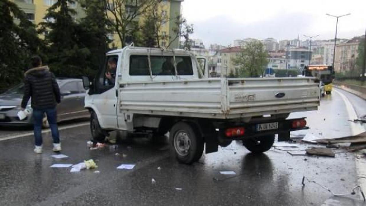 Kartal’da kamyonet refüje çarptı :1 yaralı