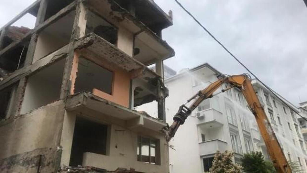 Ümraniye'de riskli binaların kontrollü yıkımı başladı