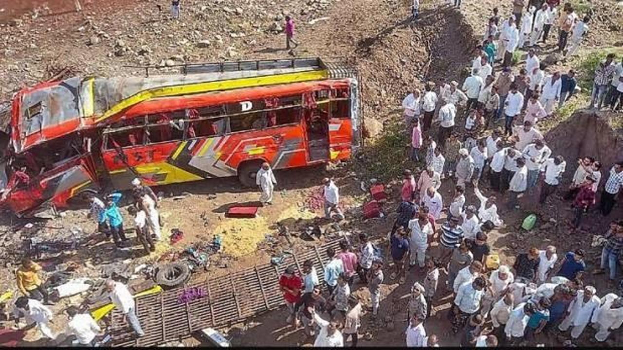 Hindistan'da otobüs köprüden uçtu: 22 ölü - Haber 7 DÜNYA