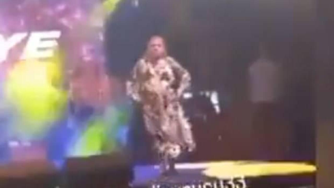 Kibariye sahneden d&uuml;şt&uuml;: Apar topar hastaneye kaldırıldı