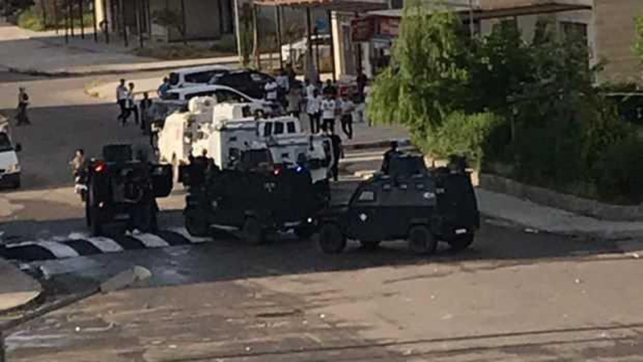 Miting sonrası polise taşlı saldırı