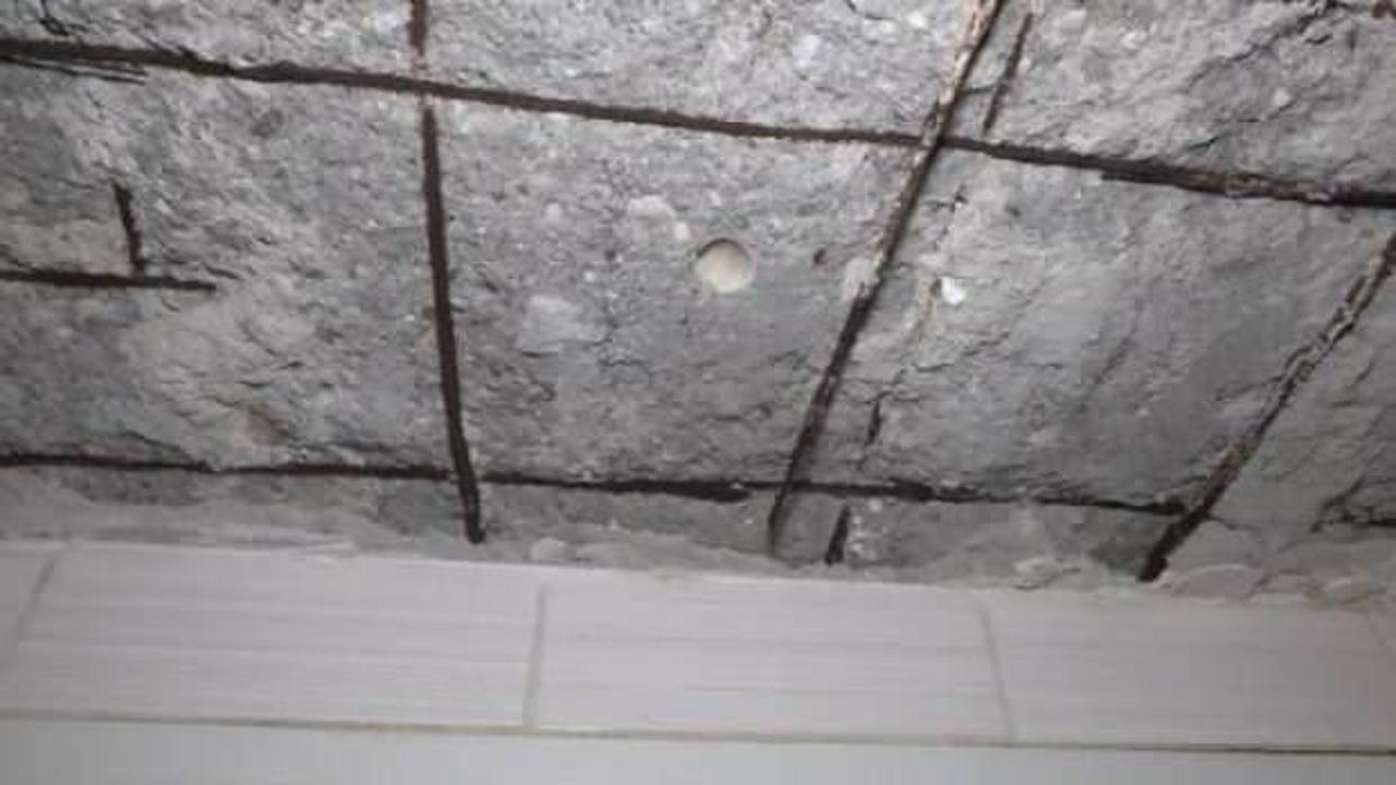 Balat'ta tavan betonu döküldü; midye kabukları ortaya çıktı