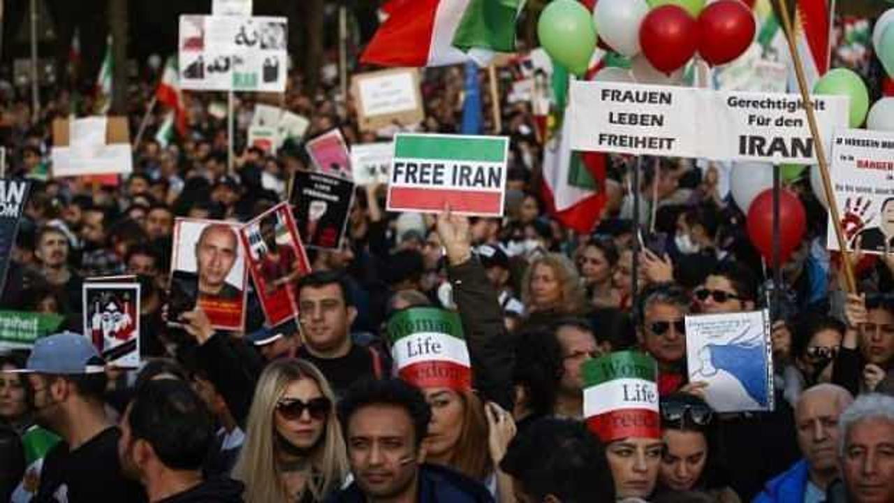 Berlin'de İranlı Azerbaycan Türklerinden rejim karşıtı protesto