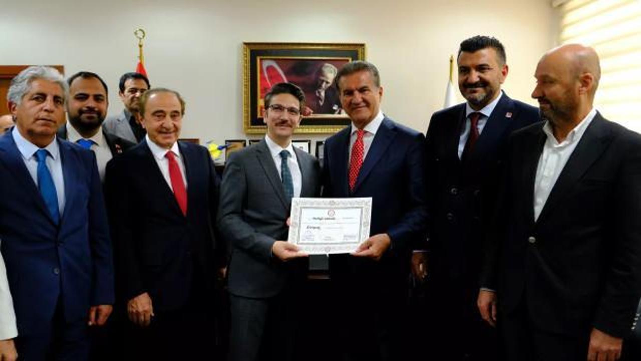 CHP Erzincan Milletvekili Mustafa Sarıgül mazbatasını aldı
