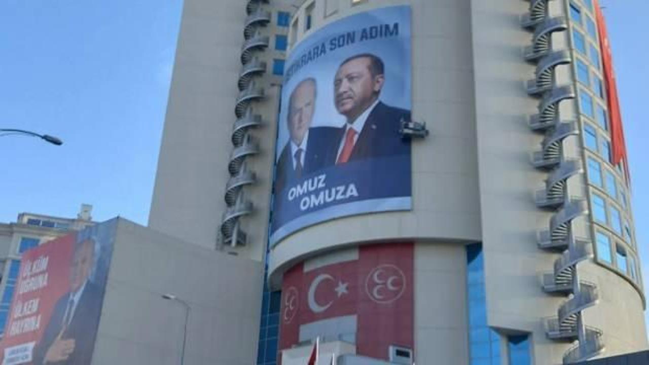 MHP Genel Merkezi'ne Cumhurbaşkanı Erdoğan'ın posteri asıldı