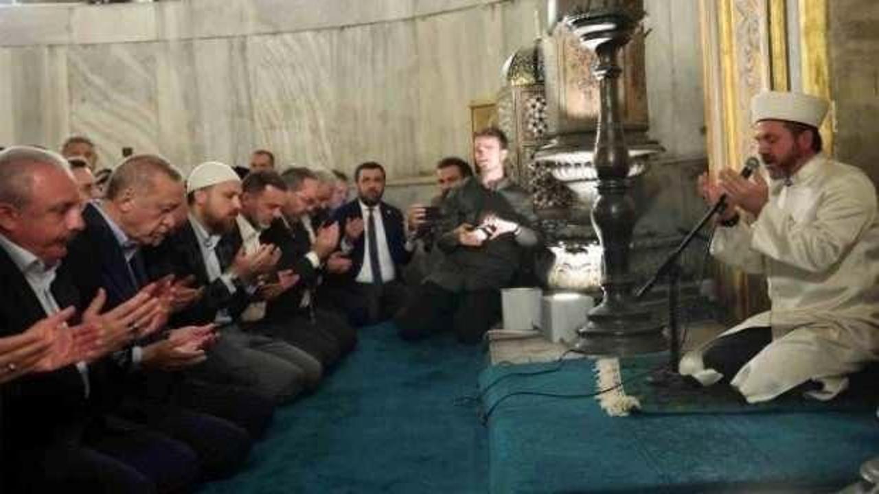 Akşam namazını Eyüpsultan Camii'nde eda eden Cumhurbaşkanı Erdoğan'a sevgi seli!