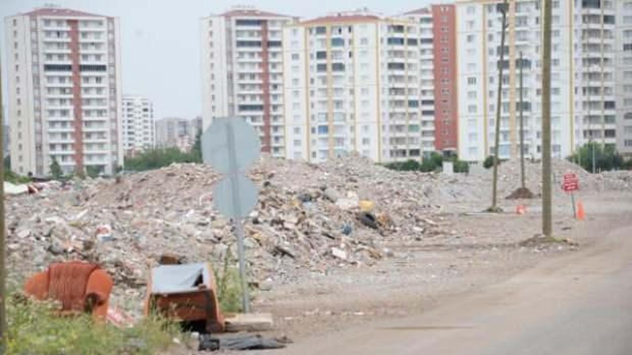 Depremde yıkılan binalardan &ccedil;ıkan moloz dudak u&ccedil;uklattı