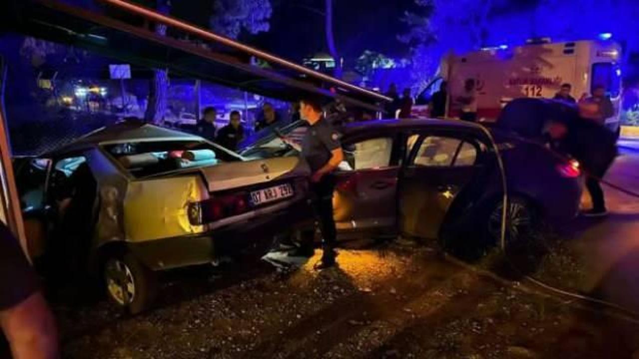 Kavşakta otomobiller &ccedil;arpıştı; 2 &ouml;l&uuml;, 2 yaralı
