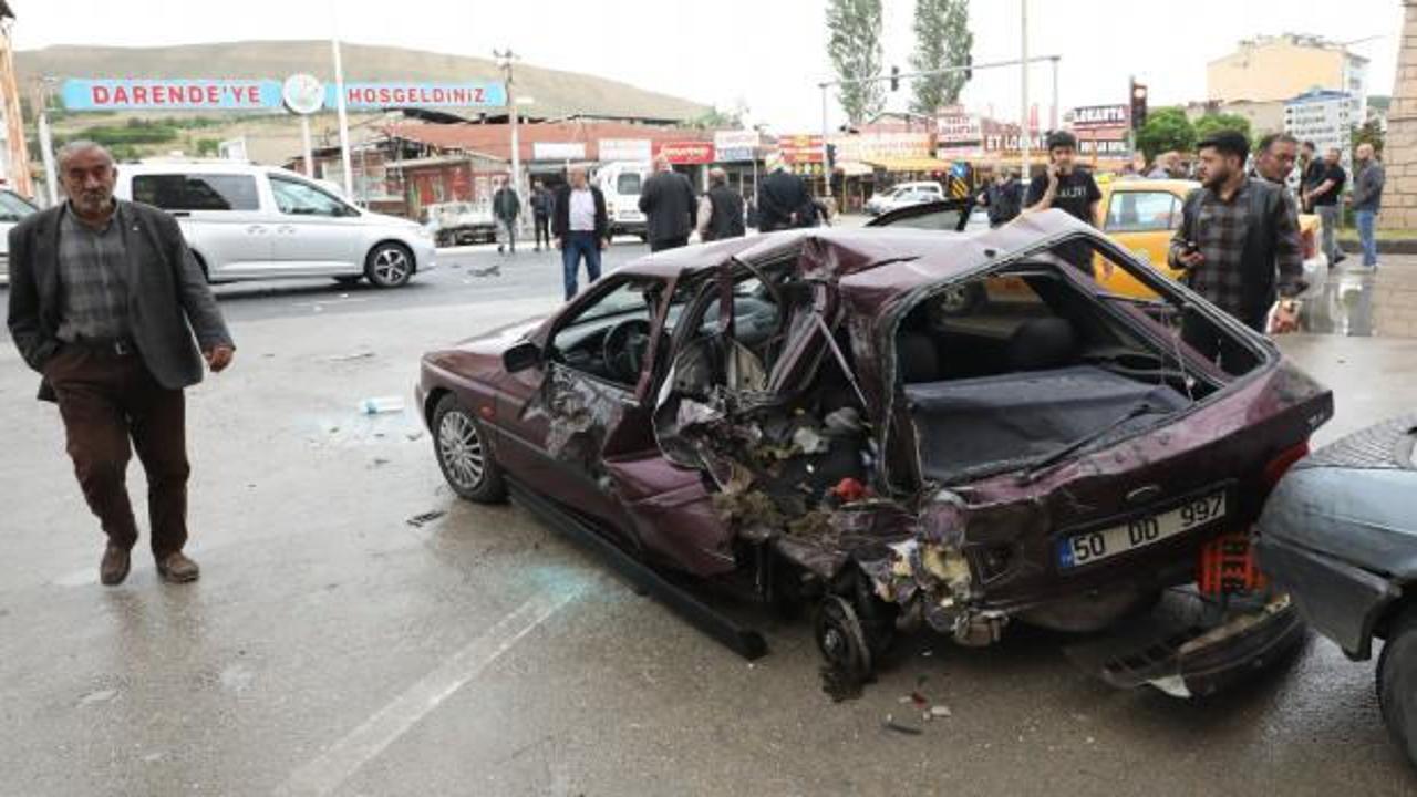 Minib&uuml;s kırmızı ışıkta bekleyen otomobillere &ccedil;arptı: 7 yaralı