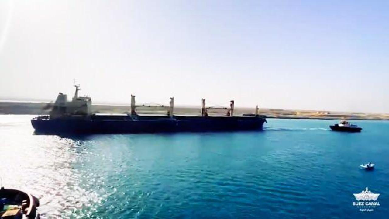 Süveyş Kanalı'nda karaya oturan gemi kurtarıldı