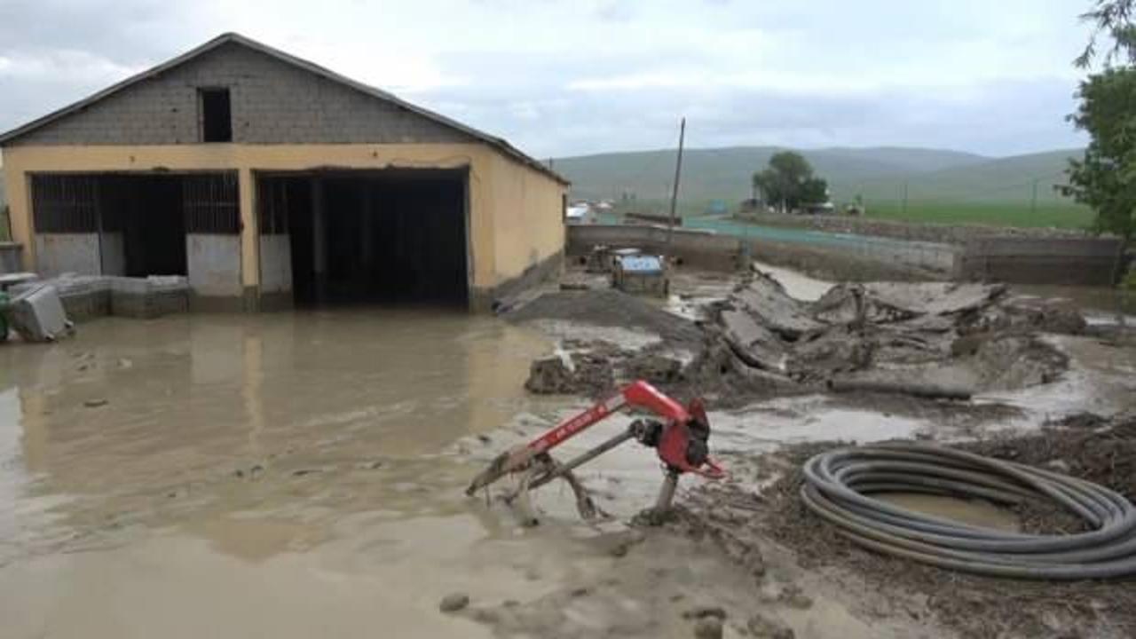 Muş'ta selde köprü yıkıldı, 5 araç ve 35 ev hasar gördü