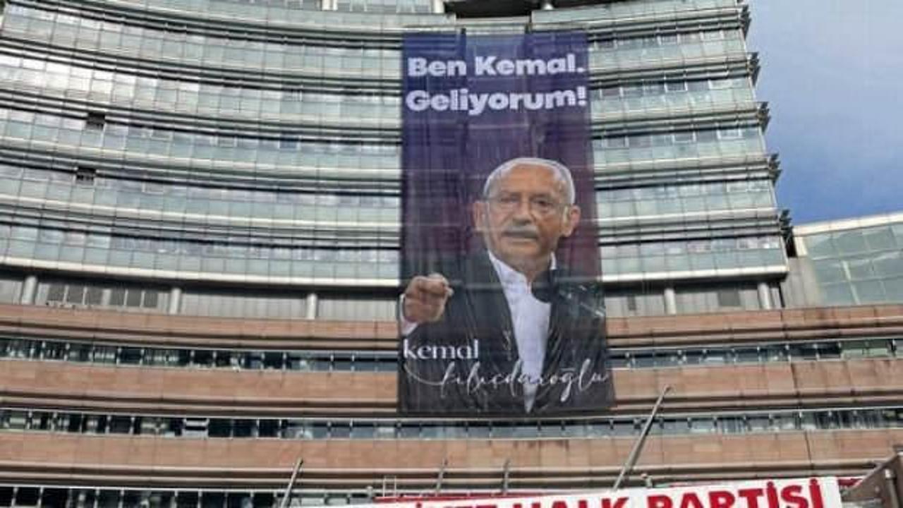 CHP binasındaki "Ben Kemal, geliyorum" afişi indirildi