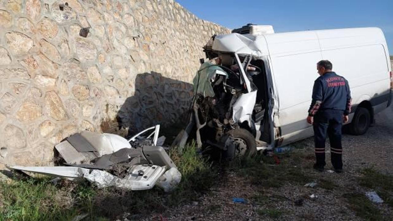 Konya'da feci kaza: Minibüs alt geçide düştü, 1 kişi öldü!