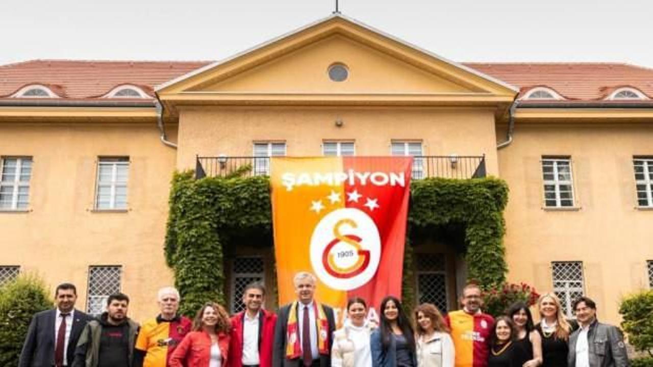 Almanya Büyükelçiliğine Galatasaray bayrağı asıldı