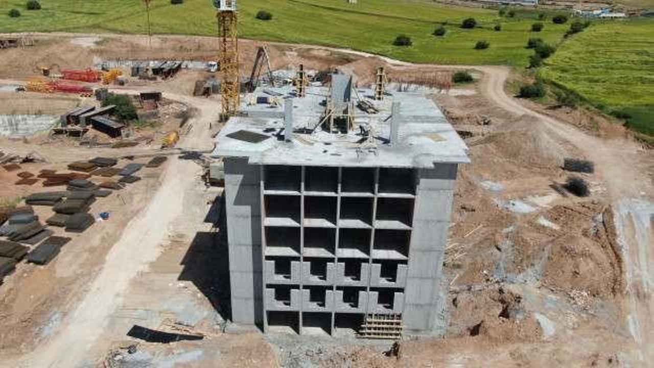 Elazığ'da depremzedeler i&ccedil;in yapılan TOKİ konutunun ilk bloğu tamamlandı
