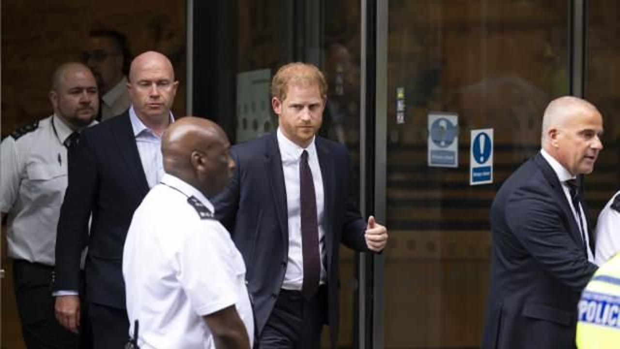 İngiltere Kraliyet ailesinde 130 yıl sonra bir ilk: Prens Harry hakim karşısında