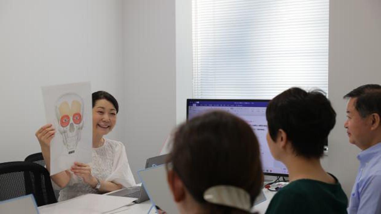 Japonya'da gülümsemeyi unutanlara ders veriliyor