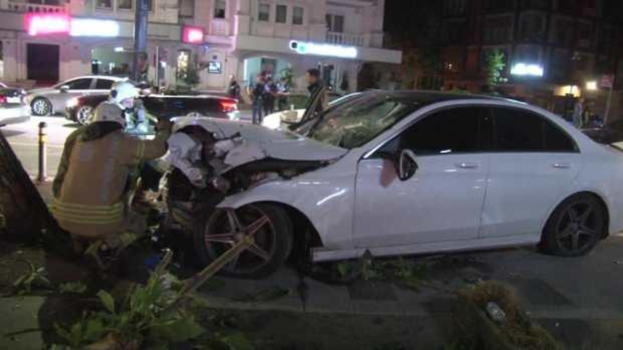 Kadıköy’de kontrolden çıkan araç kaldırımdaki ağaca çarptı: 1 yaralı