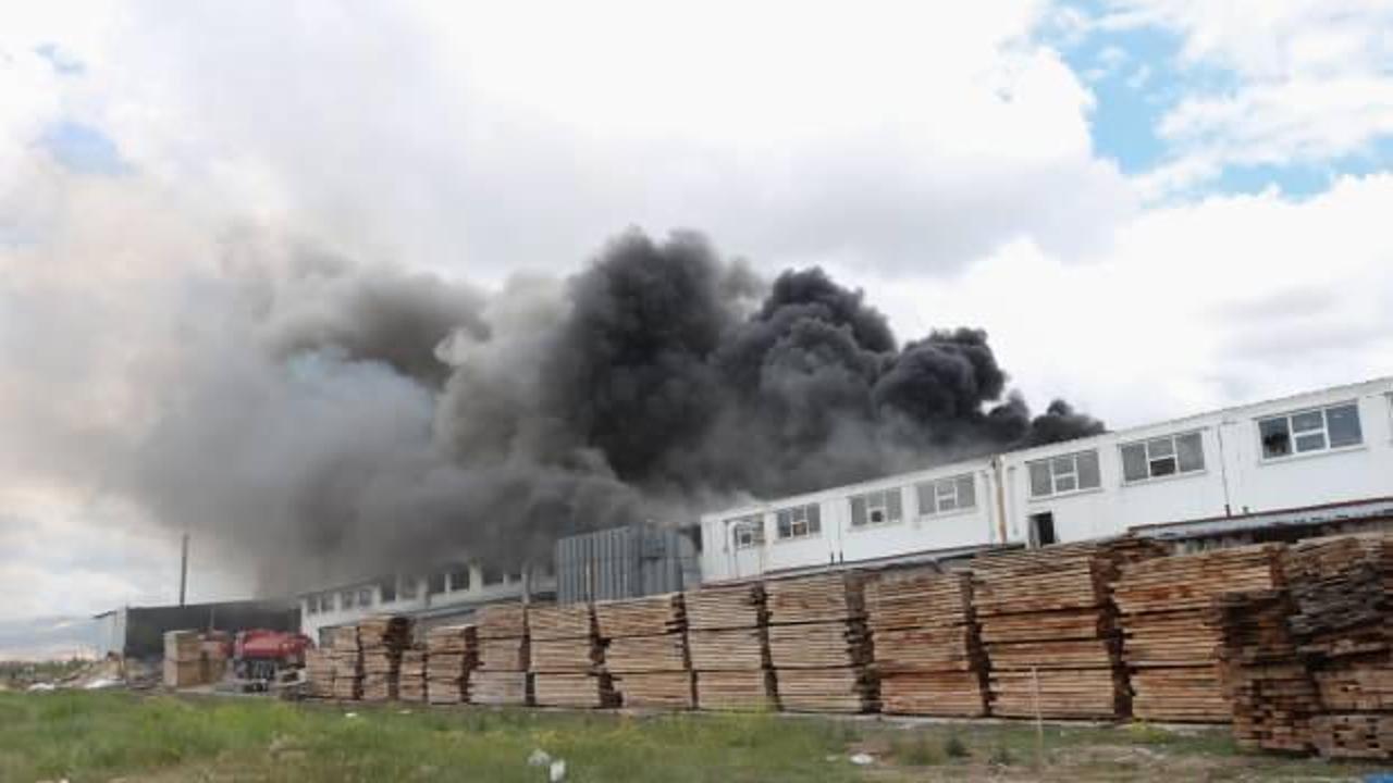 Son Dakika: Ankara'da bir mobilya fabrikasında yangın çıktı!