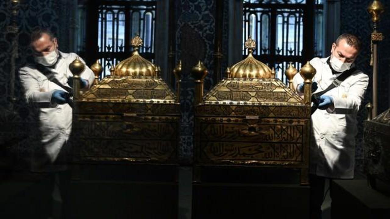 Hırka-i Saadet'in korunduğu oda 5 asırlık gelenekle temizlendi