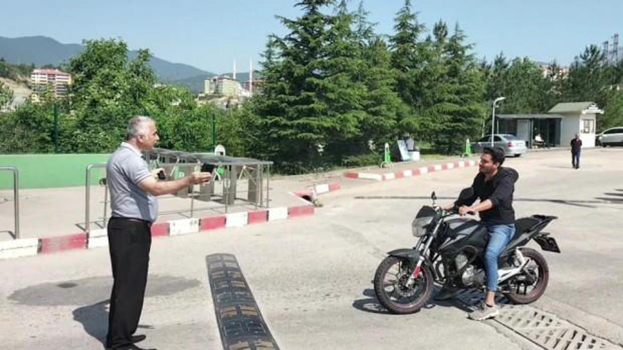 Sınava ge&ccedil; kaldı, g&uuml;venlik g&ouml;revlisine bela okudu