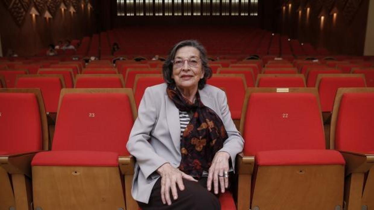 Suna Kan hem m&uuml;ziğin, hem de ge&ccedil;mişteki ideolojik bir tartışmanın sembol&uuml;d&uuml;r!