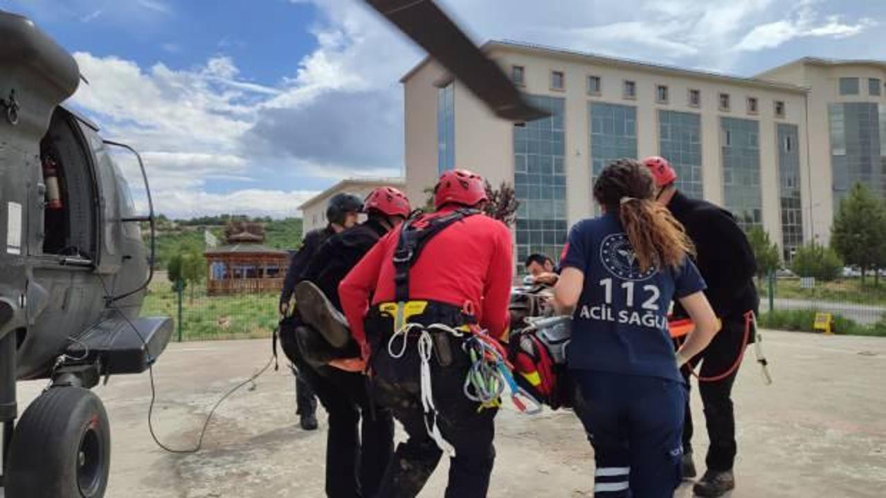 Kalp krizi ge&ccedil;iren &ccedil;oban, askeri helikopterle hastaneye ulaştırıldı