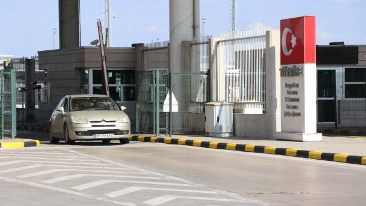 Kapıkule'de tırda yapılan aramada 28 piton yılanı yakalandı