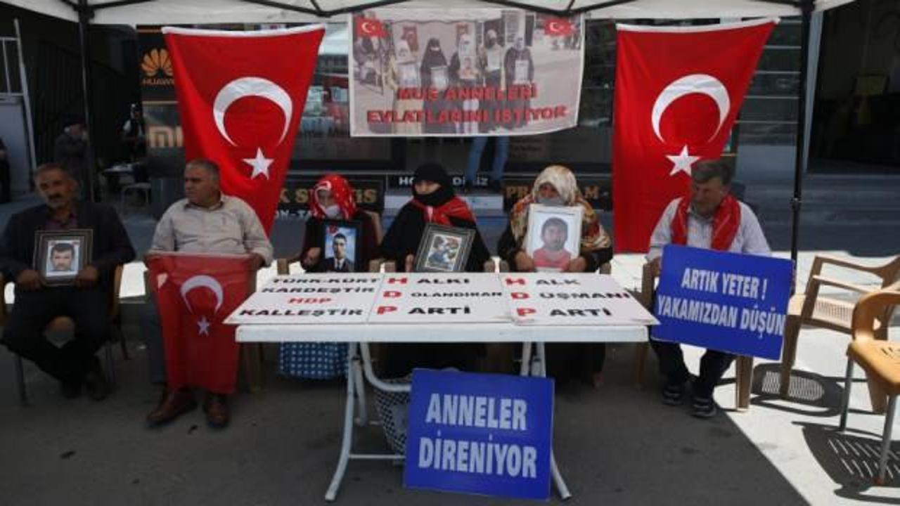 Muşlu aileler &ccedil;ocukları i&ccedil;in HDP &ouml;n&uuml;ndeki eylemlerini s&uuml;rd&uuml;r&uuml;yor