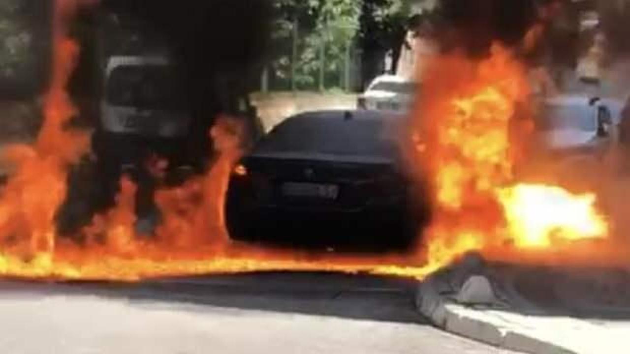Üsküdar'da seyir halindeki otomobil alev alev yandı