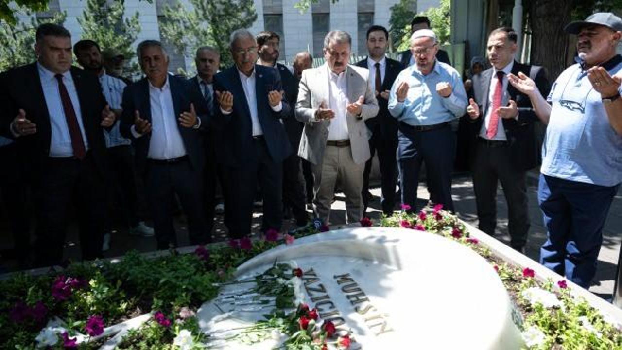 BBP Genel Başkanı Destici, Muhsin Yazıcıoğlu'nun kabrini ziyaret etti