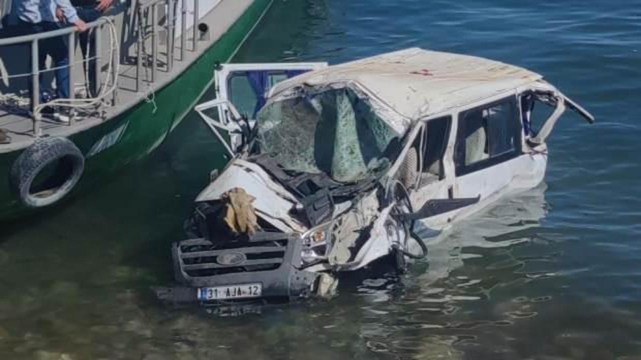  Minib&uuml;s Van G&ouml;l&uuml;&rsquo;ne u&ccedil;tu