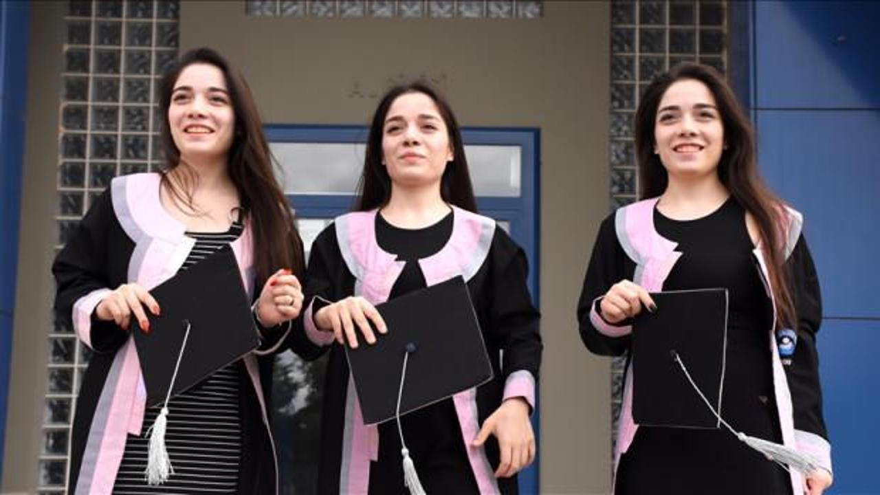 &Uuml;niversiteyi dereceyle bitiren &uuml;&ccedil;&uuml;z kız kardeşler &ouml;ğretmen olmak istiyor