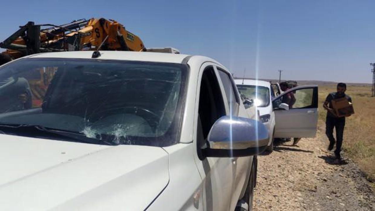 Diyarbakır'da ka&ccedil;ak elektrik kontrol&uuml; yapan ekibe taşlı saldırı  