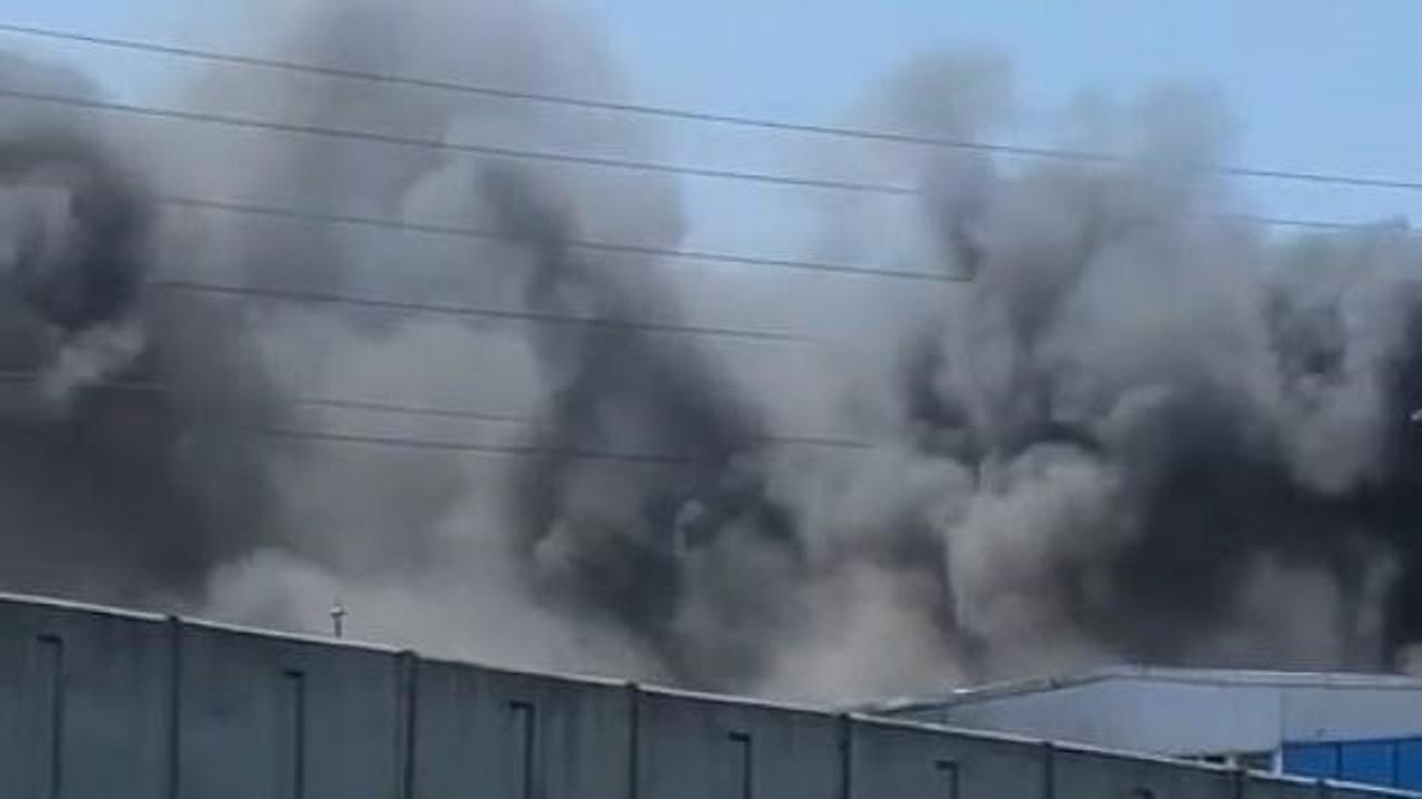 Son Dakika: Esenyurt'ta korkutan fabrika yangını!