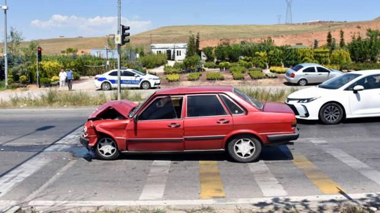 Kırıkkale'de iki otomobil çarpıştı: 4 kişi yaralandı!