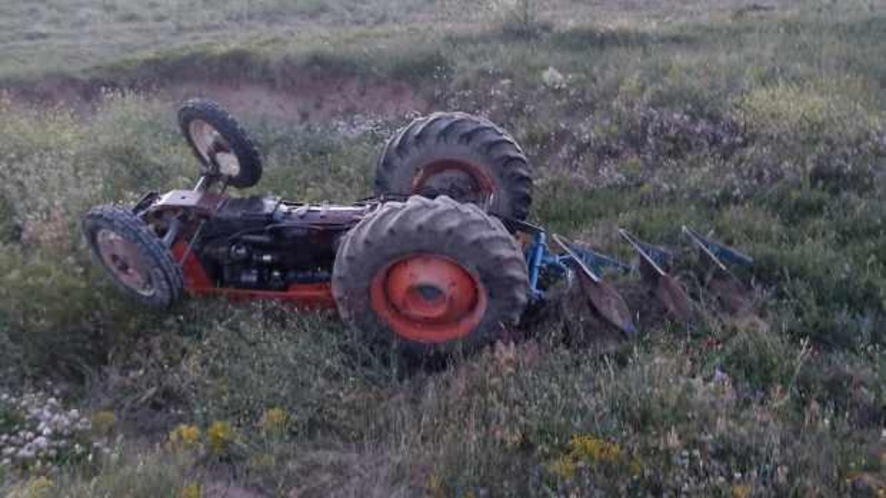 Kütahya'da feci kaza: Devrilen traktörün sürücüsü öldü