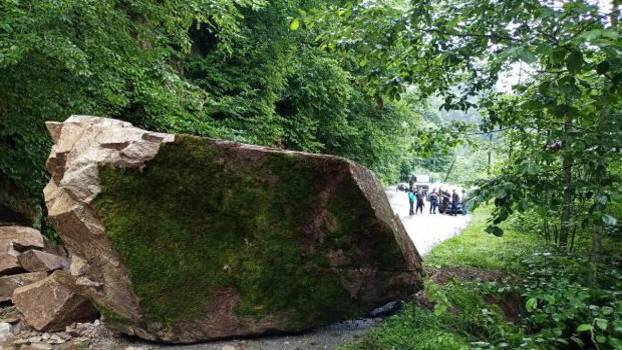 Rize'de heyelan! Yama&ccedil;tan kopan dev kaya k&ouml;y yolunu kapattı