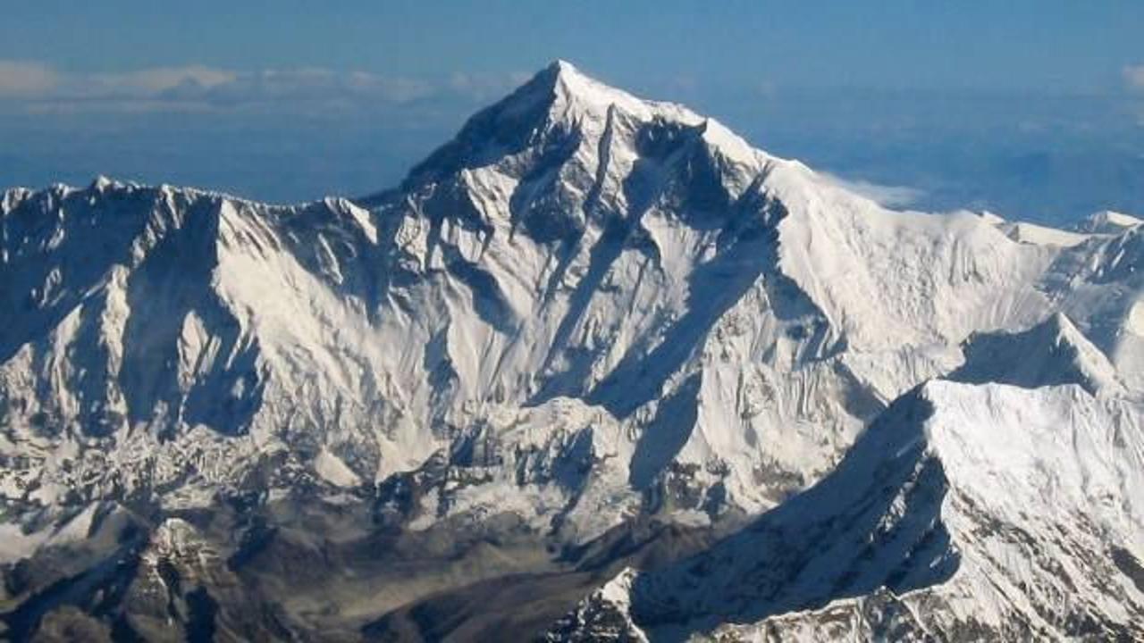 Everest Dağı'ndan dönen helikopterdeki 5 kişi öldü